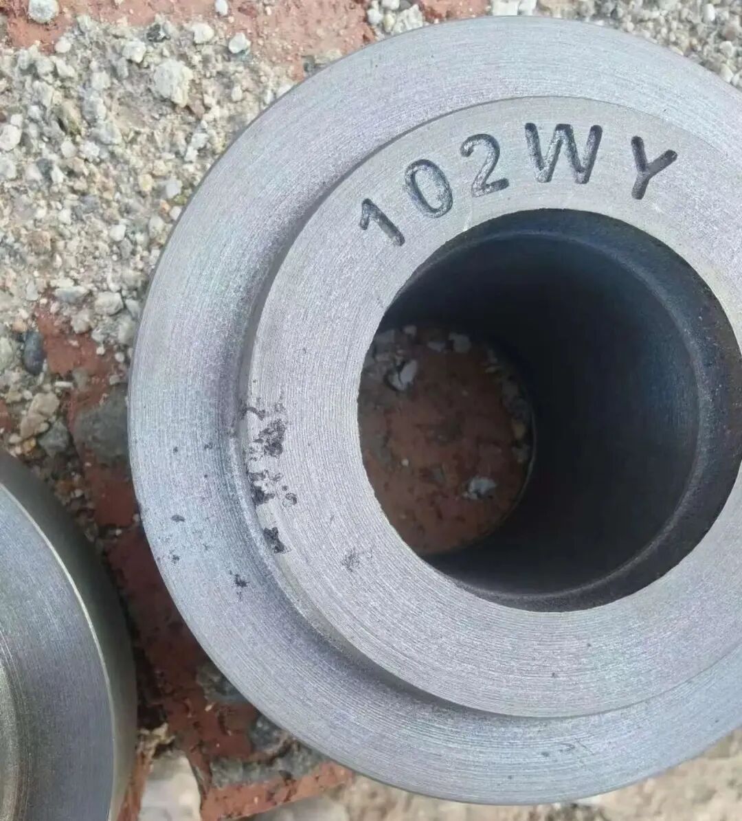 Yiziphi izici zokukhubazeka kokuguquguquka kwesihlabathi ekukhiqizeni izingxenye zensimbi ezimpunga kusetshenziswa isihlabathi esiluhlaza? Uyini umehluko phakathi kokukhubazeka kwamehlo e-slag?