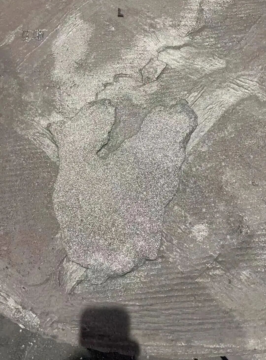 Angaxazululwa kanjani amaphutha afana nezinduna zesihlabathi phezulu kwezingxenye zensimbi ezimpunga ezikhiqizwe ukubunjwa kwesihlabathi se-resin?